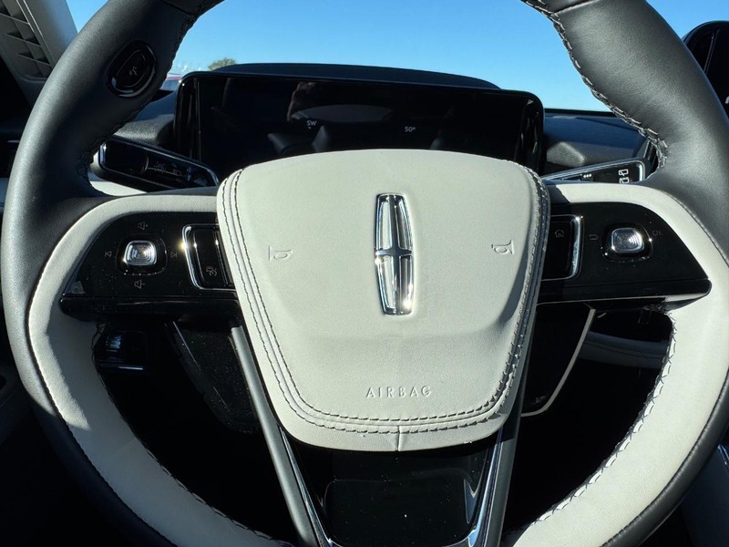 Lincoln Aviator Vehicle Full-screen Gallery Image 22