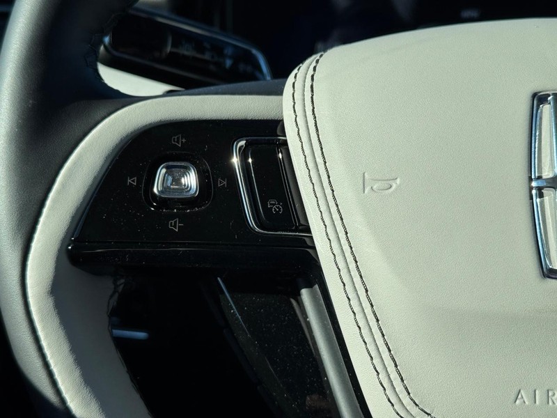 Lincoln Aviator Vehicle Full-screen Gallery Image 24