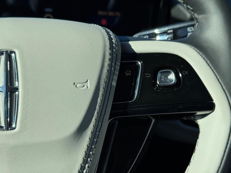 Lincoln Aviator Vehicle Full-screen Gallery Image 25