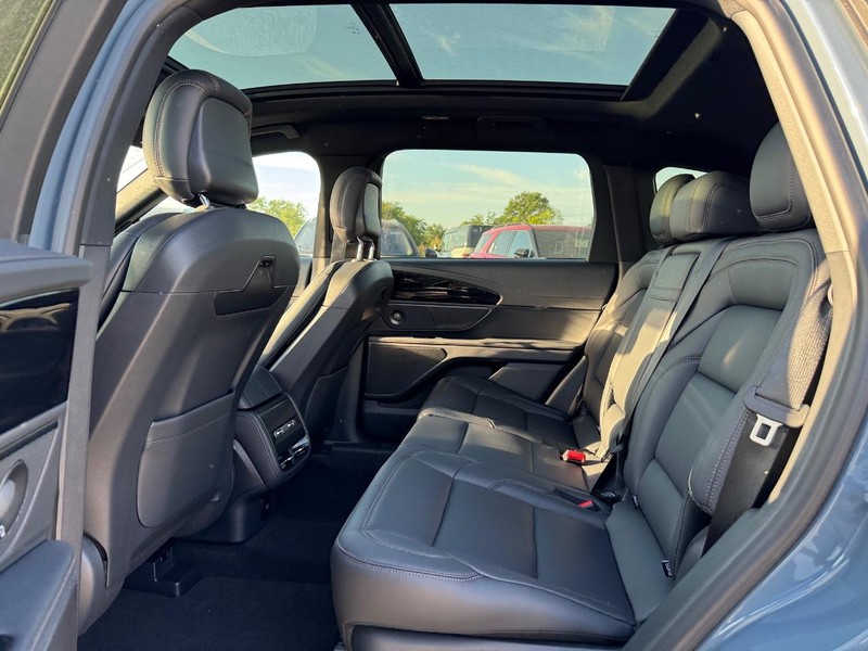 Lincoln Nautilus Vehicle Full-screen Gallery Image 11