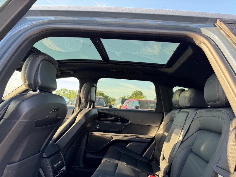 Lincoln Nautilus Vehicle Full-screen Gallery Image 12