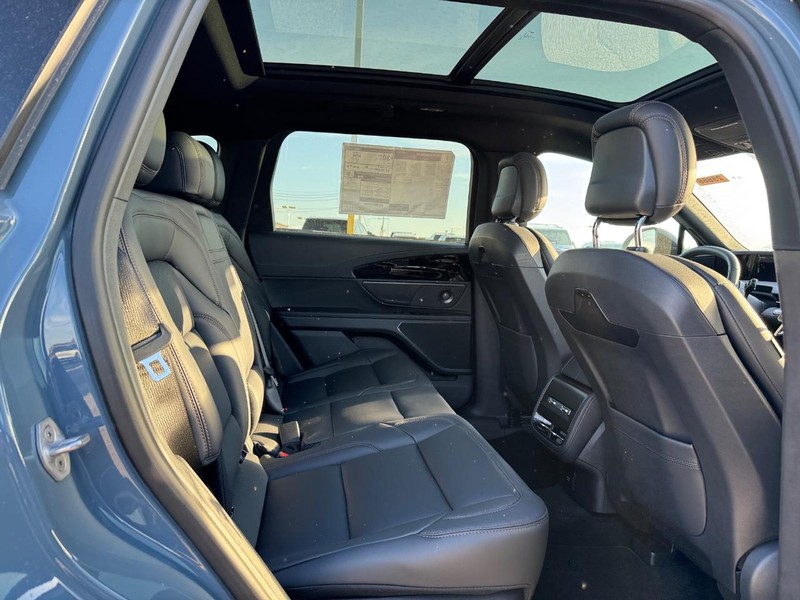 Lincoln Nautilus Vehicle Full-screen Gallery Image 13