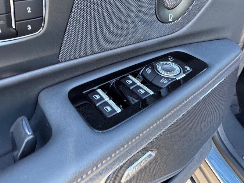 Lincoln Nautilus Vehicle Full-screen Gallery Image 19