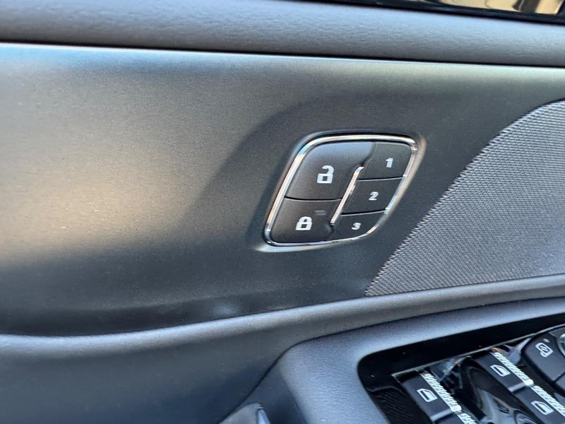 Lincoln Nautilus Vehicle Full-screen Gallery Image 20