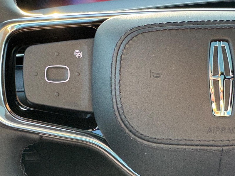 Lincoln Nautilus Vehicle Full-screen Gallery Image 22