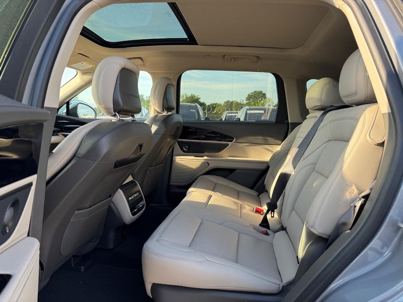 Lincoln Nautilus Vehicle Full-screen Gallery Image 11