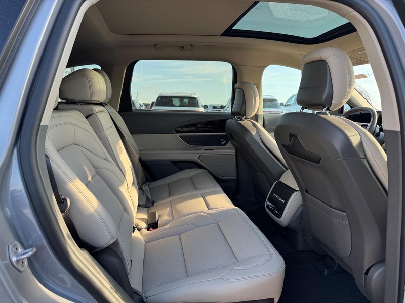 Lincoln Nautilus Vehicle Full-screen Gallery Image 12