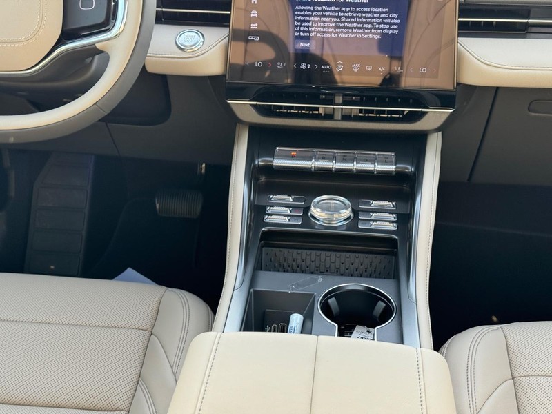 Lincoln Nautilus Vehicle Full-screen Gallery Image 16