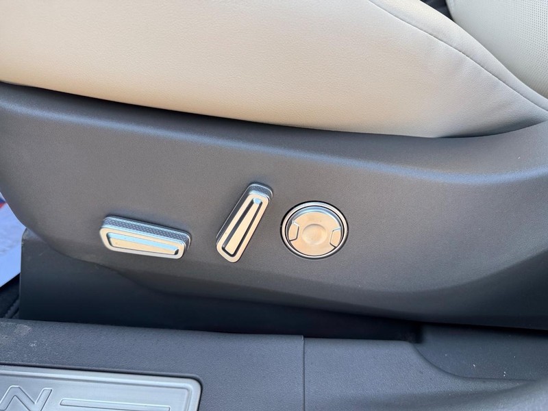 Lincoln Nautilus Vehicle Full-screen Gallery Image 17