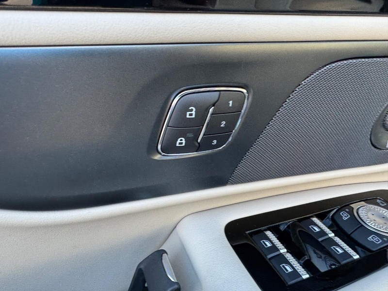 Lincoln Nautilus Vehicle Full-screen Gallery Image 19