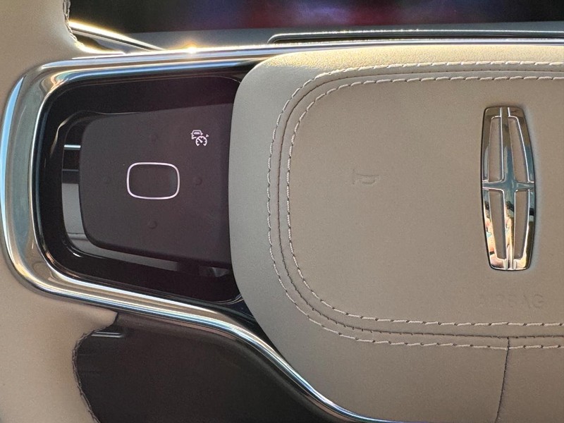 Lincoln Nautilus Vehicle Full-screen Gallery Image 21