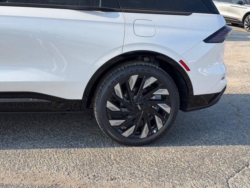 Lincoln Nautilus Vehicle Full-screen Gallery Image 10