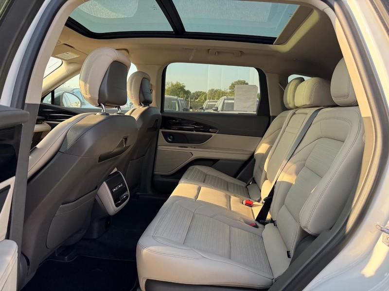 Lincoln Nautilus Vehicle Full-screen Gallery Image 11