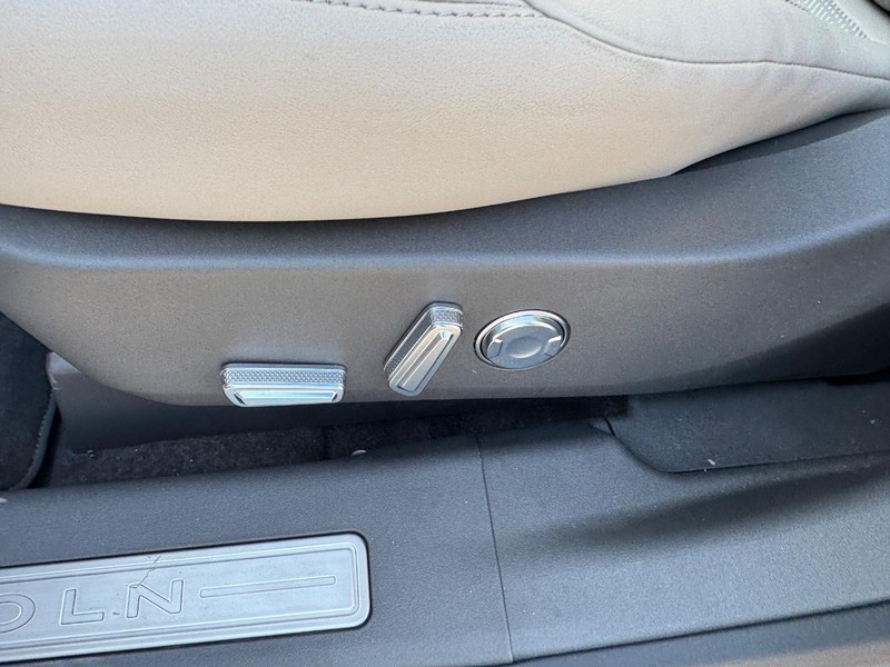 Lincoln Nautilus Vehicle Full-screen Gallery Image 17