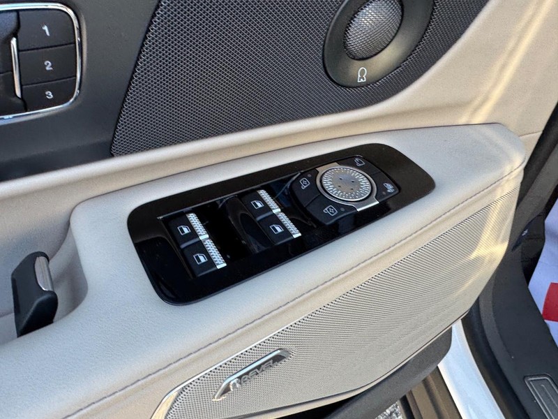 Lincoln Nautilus Vehicle Full-screen Gallery Image 18