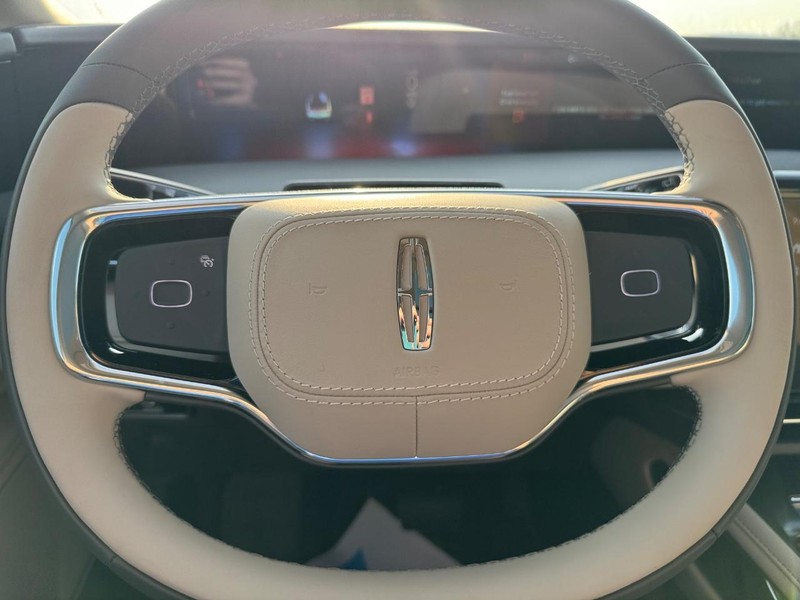 Lincoln Nautilus Vehicle Full-screen Gallery Image 20