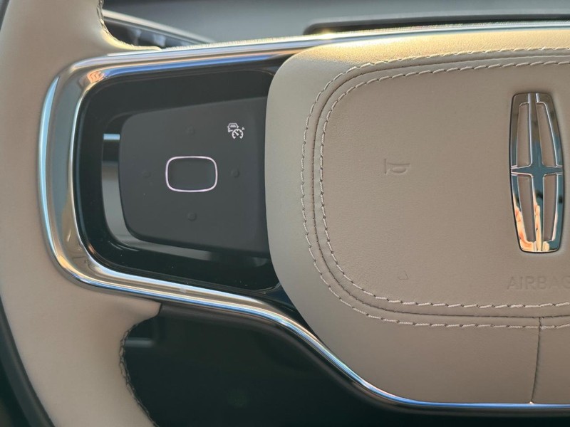 Lincoln Nautilus Vehicle Full-screen Gallery Image 21