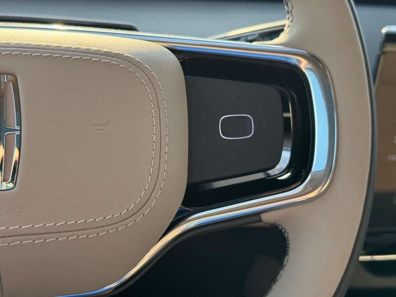 Lincoln Nautilus Vehicle Full-screen Gallery Image 22