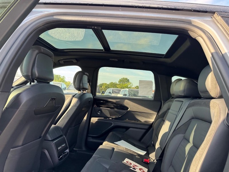 Lincoln Nautilus Vehicle Full-screen Gallery Image 11