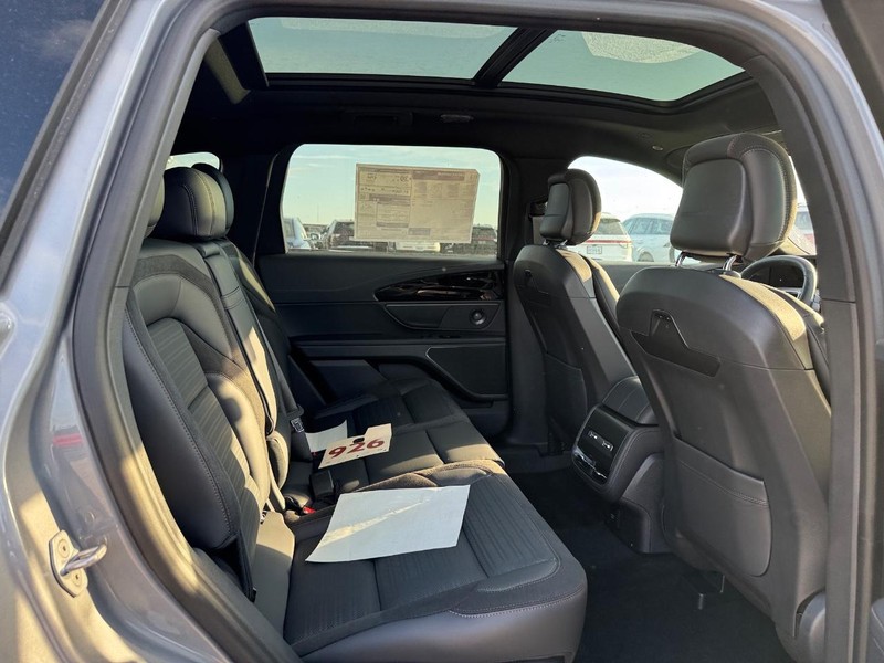 Lincoln Nautilus Vehicle Full-screen Gallery Image 12