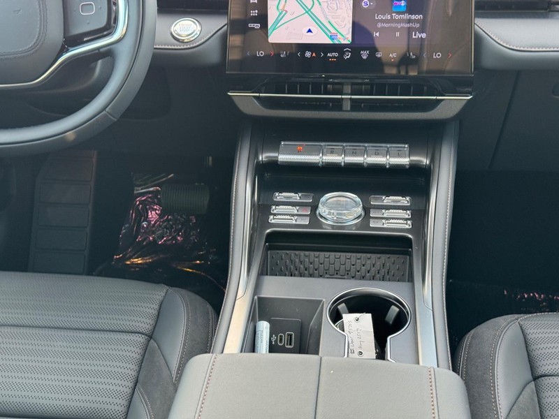 Lincoln Nautilus Vehicle Full-screen Gallery Image 16