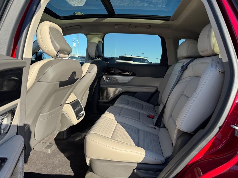 Lincoln Nautilus Vehicle Full-screen Gallery Image 11