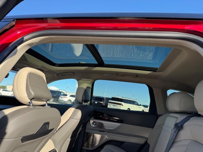 Lincoln Nautilus Vehicle Full-screen Gallery Image 12