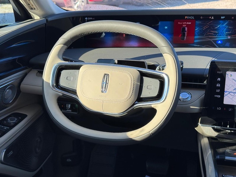 Lincoln Nautilus Vehicle Full-screen Gallery Image 14