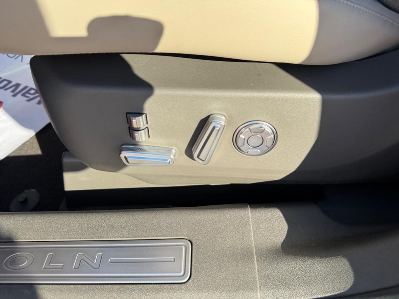 Lincoln Nautilus Vehicle Full-screen Gallery Image 17