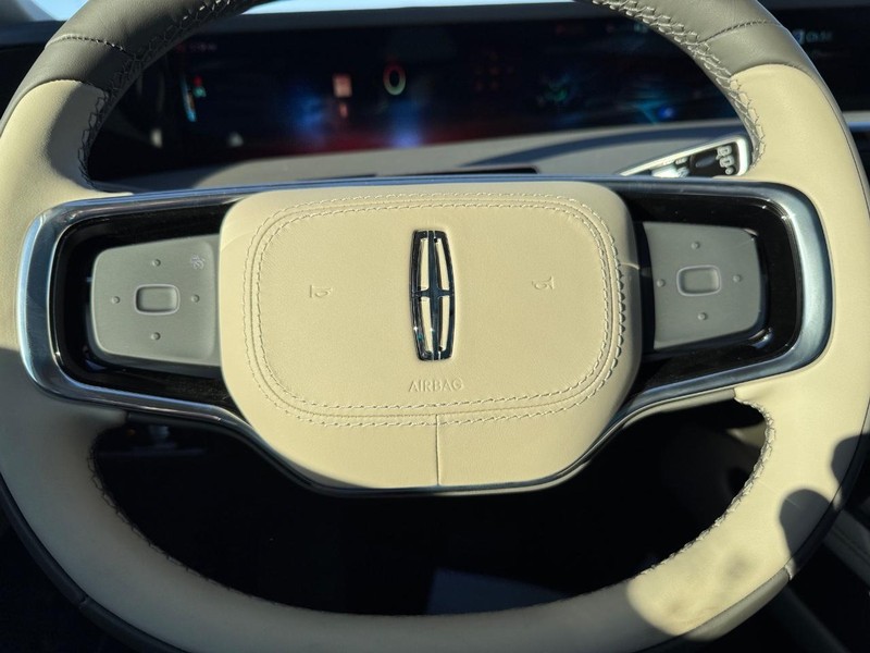 Lincoln Nautilus Vehicle Full-screen Gallery Image 20