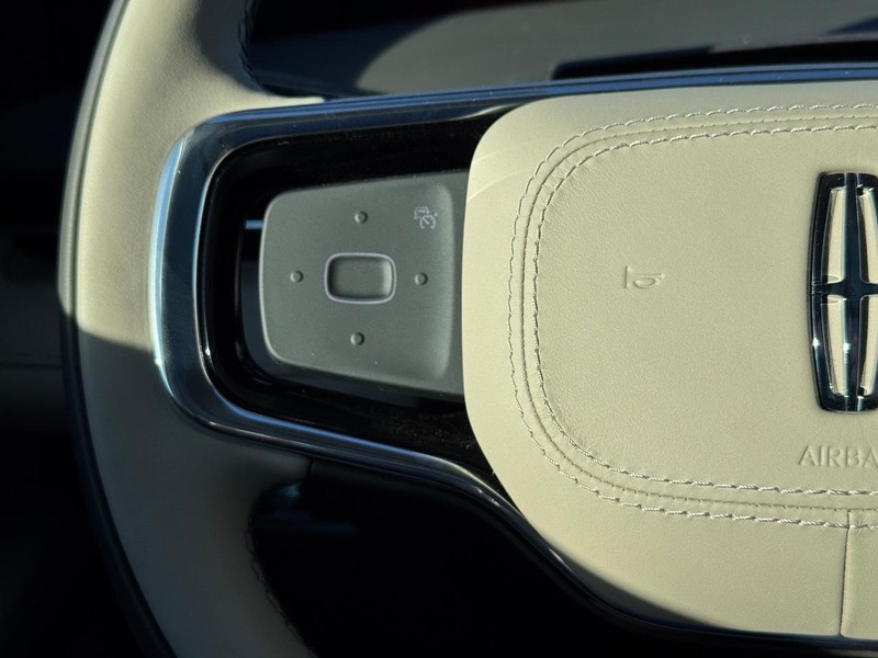 Lincoln Nautilus Vehicle Full-screen Gallery Image 21