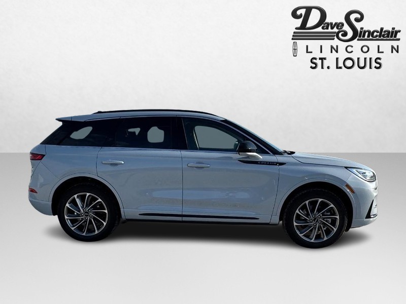 Lincoln Corsair Vehicle Full-screen Gallery Image 04