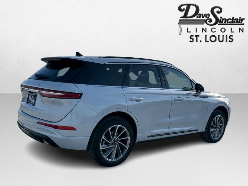 Lincoln Corsair Vehicle Full-screen Gallery Image 05