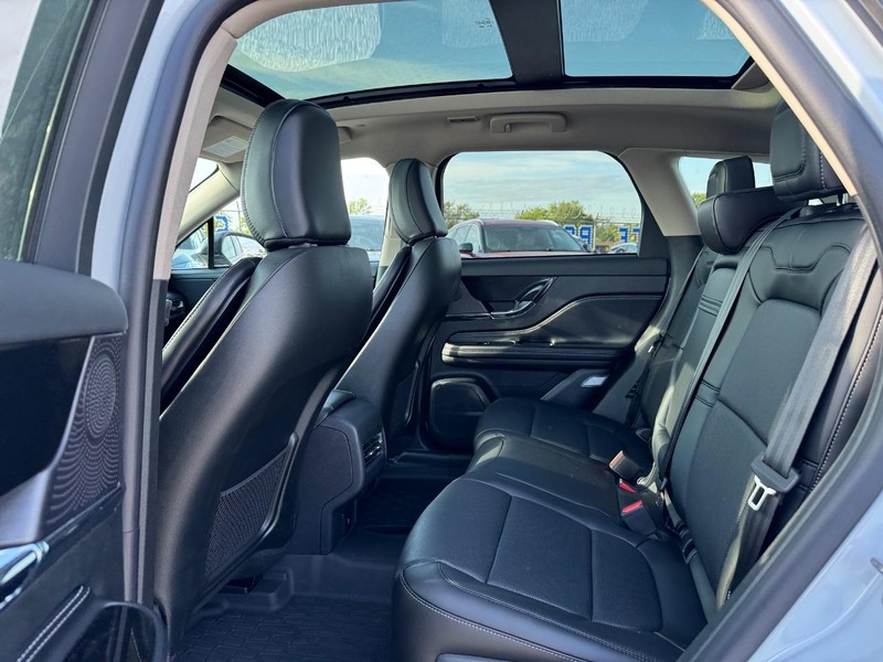 Lincoln Corsair Vehicle Full-screen Gallery Image 11