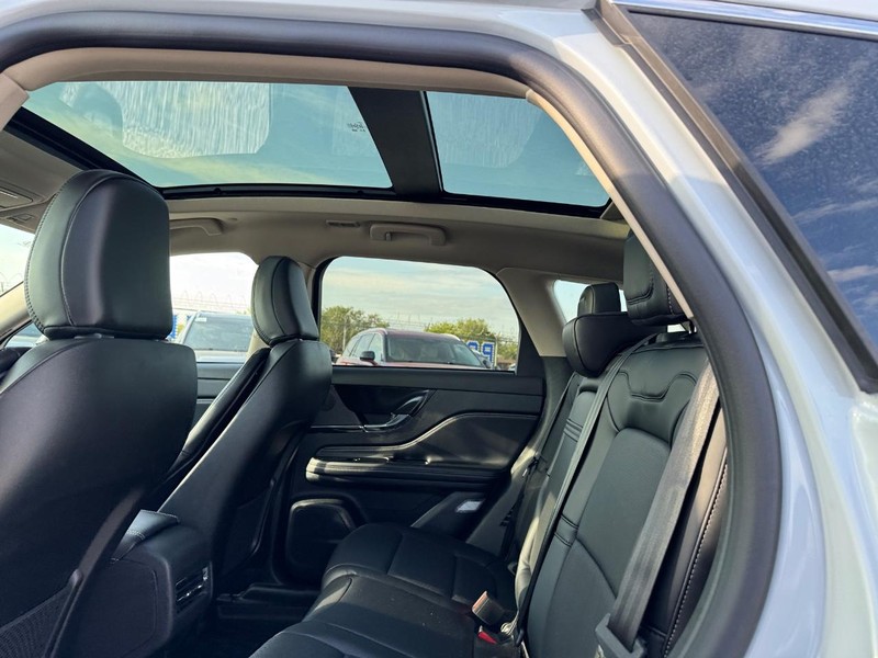 Lincoln Corsair Vehicle Full-screen Gallery Image 12