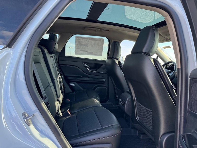 Lincoln Corsair Vehicle Full-screen Gallery Image 13