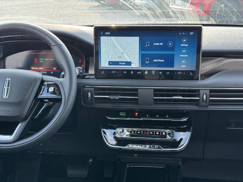 Lincoln Corsair Vehicle Full-screen Gallery Image 16