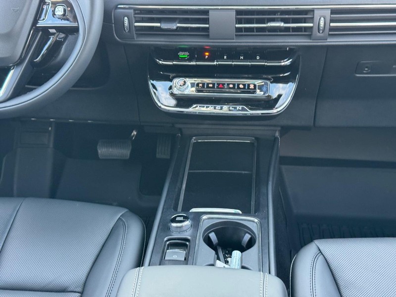 Lincoln Corsair Vehicle Full-screen Gallery Image 17