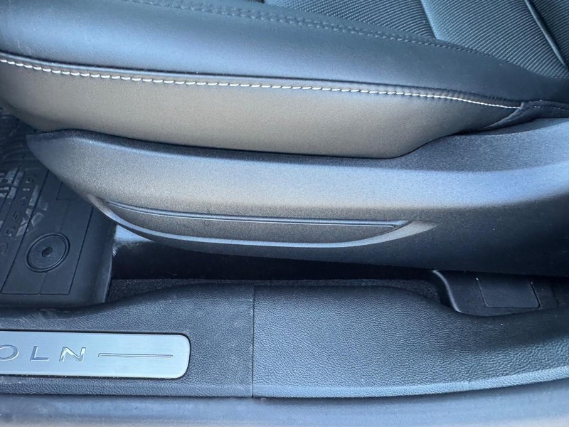 Lincoln Corsair Vehicle Full-screen Gallery Image 18