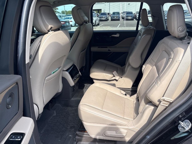 Lincoln Aviator Vehicle Full-screen Gallery Image 06