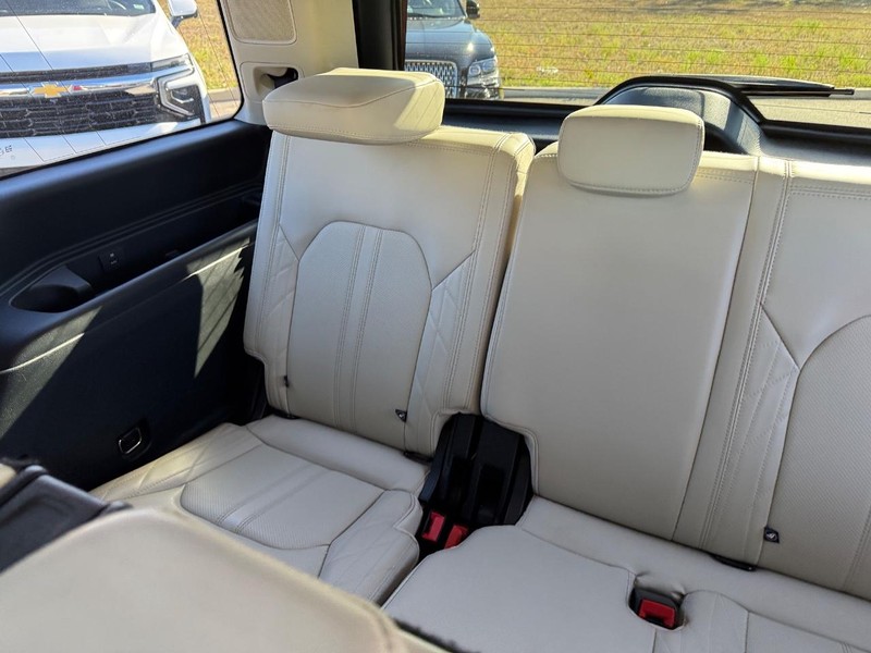 Ford Expedition Vehicle Full-screen Gallery Image 13