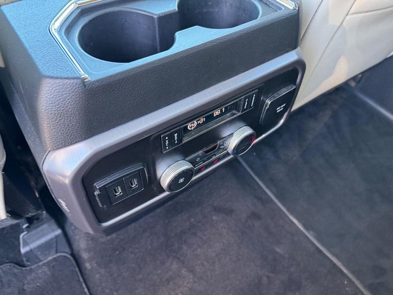 Ford Expedition Vehicle Full-screen Gallery Image 14