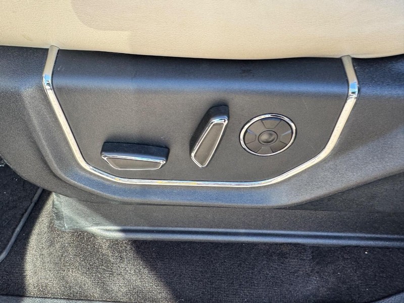 Ford Expedition Vehicle Full-screen Gallery Image 18