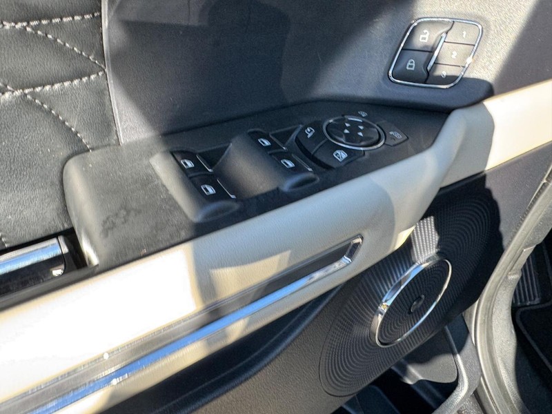 Ford Expedition Vehicle Full-screen Gallery Image 19