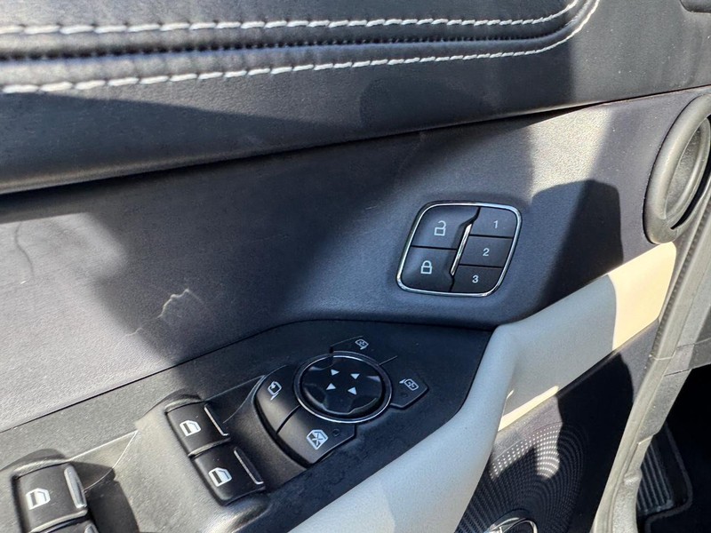 Ford Expedition Vehicle Full-screen Gallery Image 20