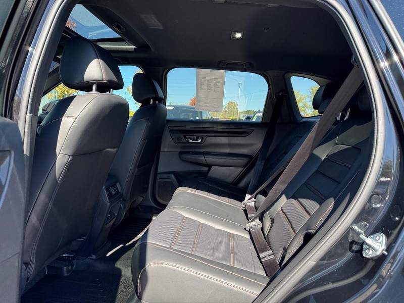 Honda CR-V Hybrid Vehicle Full-screen Gallery Image 11