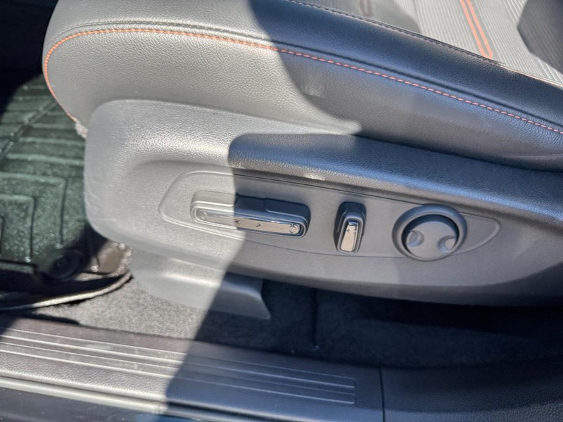 Honda CR-V Hybrid Vehicle Full-screen Gallery Image 17