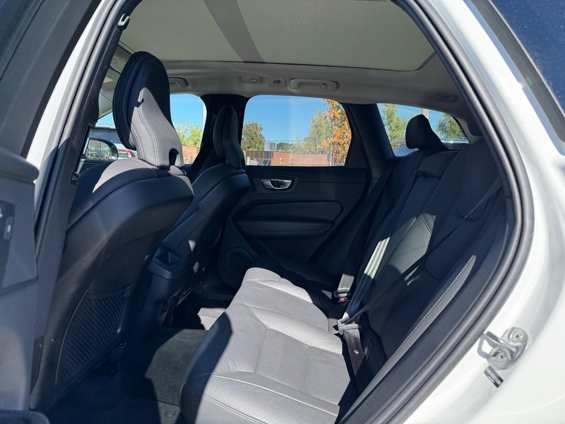 Volvo XC60 Vehicle Full-screen Gallery Image 10