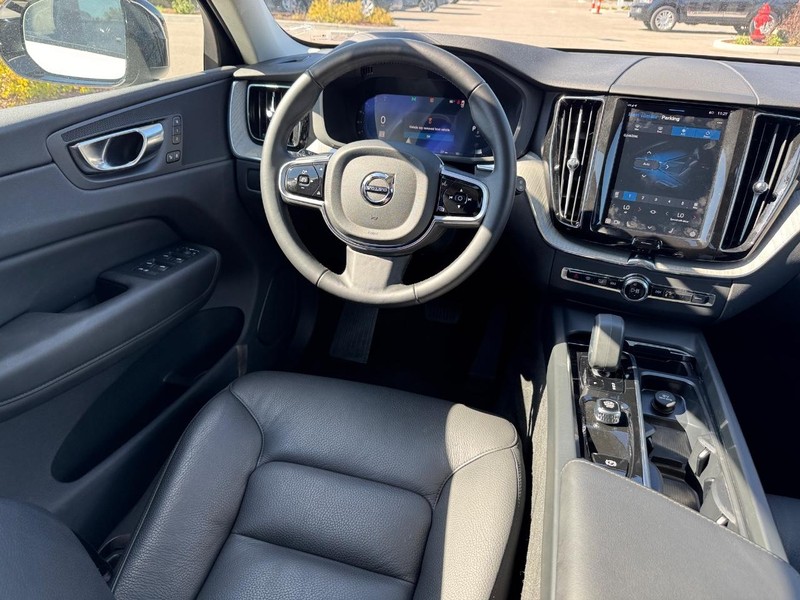 Volvo XC60 Vehicle Full-screen Gallery Image 12