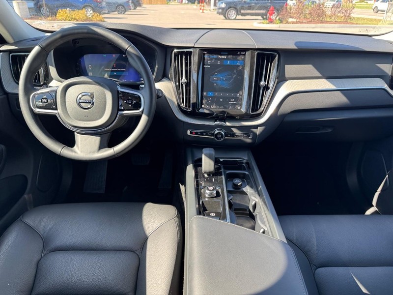 Volvo XC60 Vehicle Full-screen Gallery Image 13